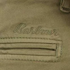Barbour Essential Chino Short Khaki 9 Barbour Essential Chino Short Khaki -Vendite DONNA Barbour Essential Chino Short Khaki logo detail 670x887 1