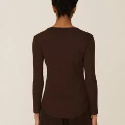YMC Charlotte Long Sleeve Cotton T-Shirt Brown -Vendite DONNA YMC Charlotte Long Sleeve Cotton T Shirt Brown model retro 670x882 1