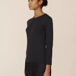 YMC Charlotte Long Sleeve Cotton T-Shirt Navy -Vendite DONNA YMC Charlotte Long Sleeve Cotton T Shirt Navy model detail 670x882 1